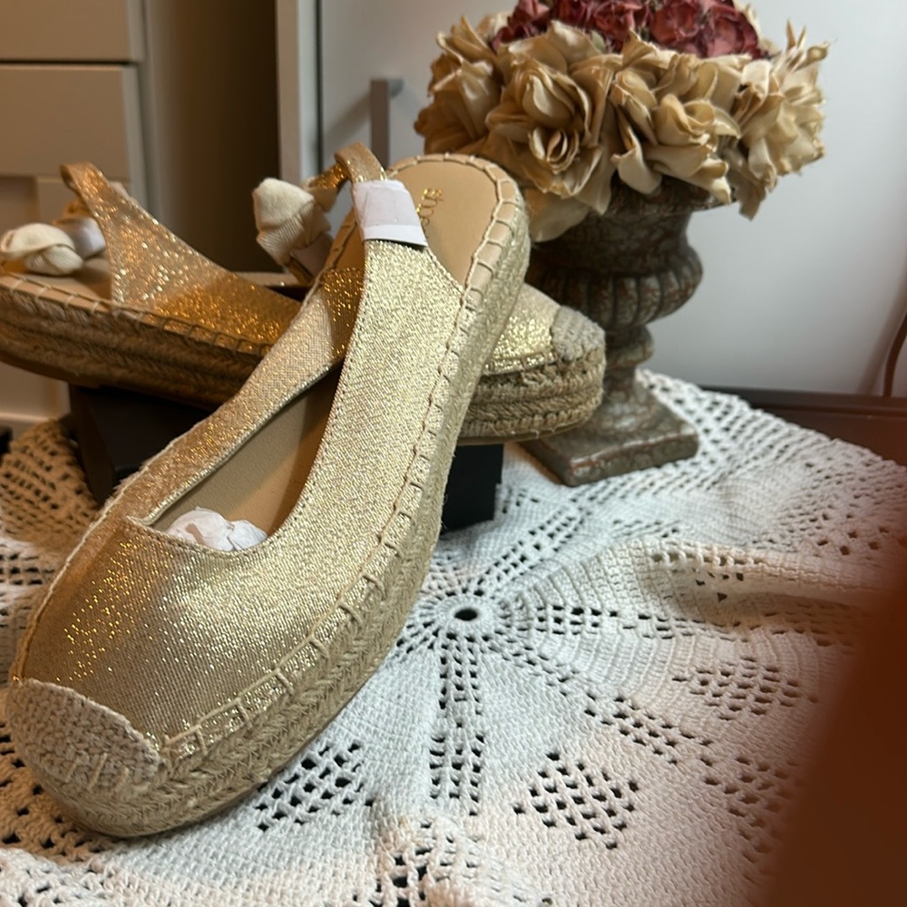 NWOT Shoe Dazzle Gold Espadrille Wedges